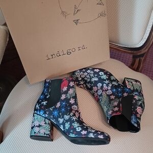 Black Heeled Boots with Floral Pattern and Chunky Heel